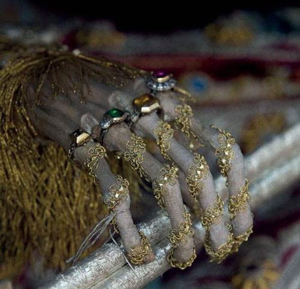 You are currently viewing جواهرات گرانقیمت درون گور – آشنایی با قبرستان های قدیمی